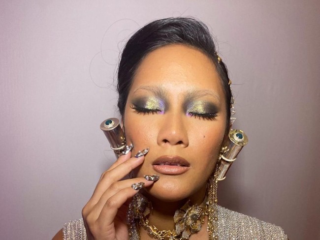 Untuk area eyeshadow matanya pun dibuat unik. Adit mendeskripsikannya sebagai makeup bunglon. Foto: dok. Aditya @vagueskin