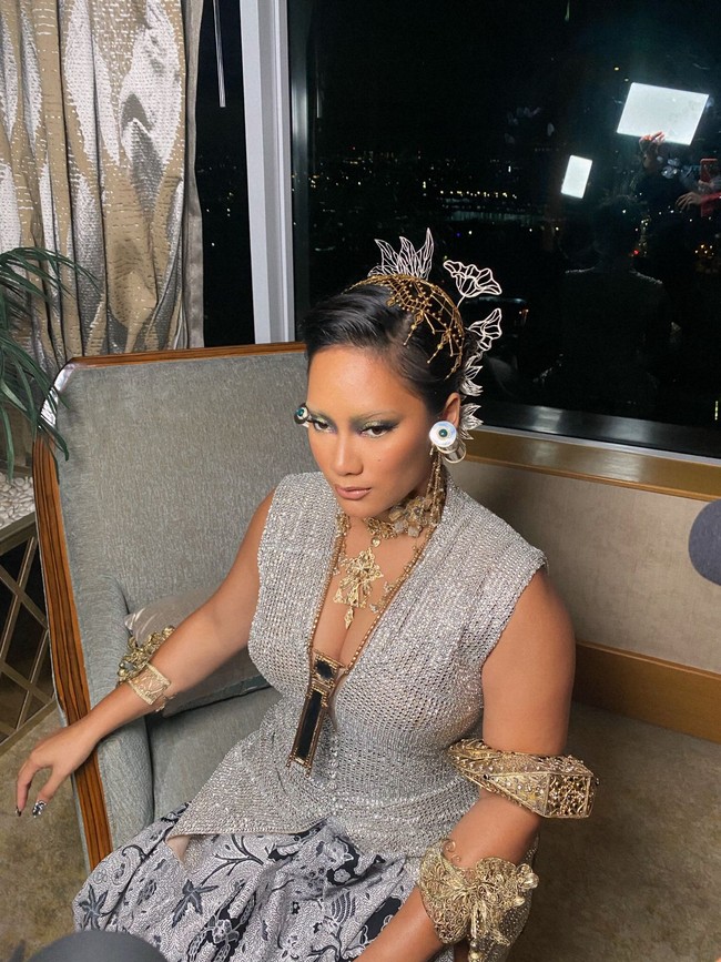 “Aku bikin makeup Tara Basro lebih editorial, edgy, berkarakter. Inspired dari warna kulit bunglon pakai dual chrome jadi matanya lebih stand out,” ungkap Aditya @vagueskin dalam wawancara bersama Wolipop, Selasa (22/11/2022). Foto: dok. Aditya @vagueskin