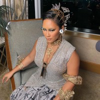 “Aku bikin makeup Tara Basro lebih editorial, edgy, berkarakter. Inspired dari warna kulit bunglon pakai dual chrome jadi matanya lebih stand out,” ungkap Aditya @vagueskin dalam wawancara bersama Wolipop, Selasa (22/11/2022). Foto: dok. Aditya @vagueskin