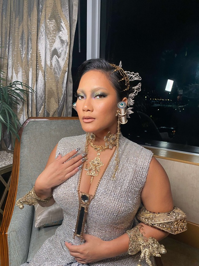Tara Basro tampil bersinar saat hadir di Festival Film Indonesia 2022 di Jakarta Convention Center, Selasa (22/11/2022). Tara tampil dengan busana silver dan makeup yang tidak kalah stand-out. Foto: dok. Aditya @vagueskin