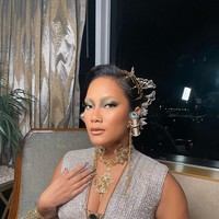 Tara Basro tampil bersinar saat hadir di Festival Film Indonesia 2022 di Jakarta Convention Center, Selasa (22/11/2022). Tara tampil dengan busana silver dan makeup yang tidak kalah stand-out. Foto: dok. Aditya @vagueskin