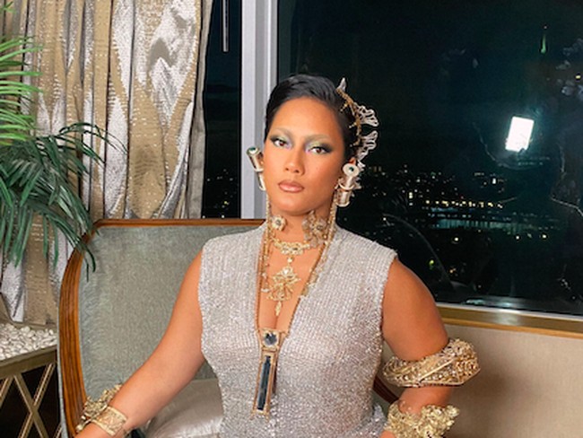 Area mata yang sudah cukup dramatis dipercantik dengan pulasan lipstik nude. Malam itu bintang film Pengabdi Setan itu pun tampil bold dengan banyak aksesori. Foto: dok. Aditya @vagueskin