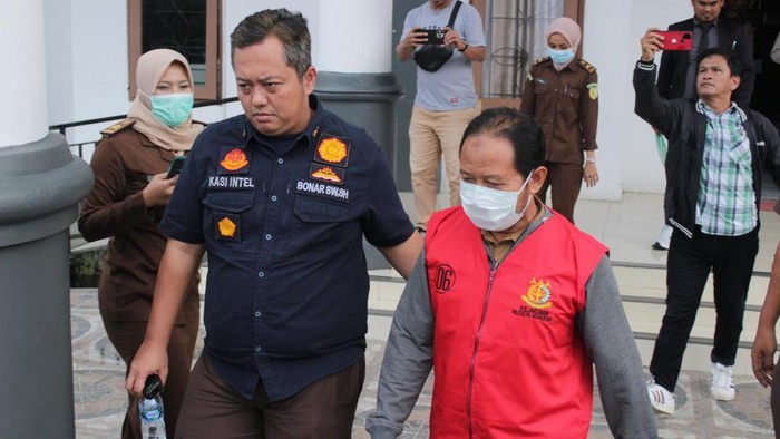 Tersangka kasus korupsi proyek septic tank usai menjalani pemeriksaan di Kejari Nunukan.