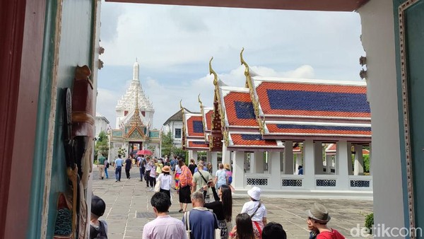 Pintu pertama memasuki The Grand Palace Bangkok. Terlihat turis-turis memadatinya.