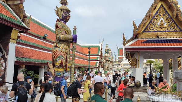 Memasuki area wihara di The Grand Palace Bangkok. Begitu banyak traveler dari berbagai negara mengunjungi ikon utama Thailand ini.