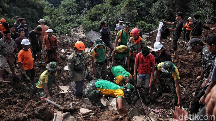 Tim SAR Terus Cari Korban Gempa Sejumlah orang tertimbun longsor imbas gempa di Desa Cijedil, Cugenang, Cianjur, Jabar, Rabu (23/11/2022). Pencarian korban longsor pun terus dilanjutkan.