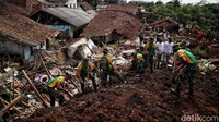 Pencarian korban longsor dilakukan dengan alat sederhana seperti cangkul.