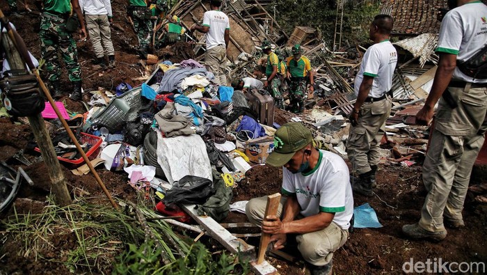 Sejumlah orang tertimbun longsor imbas gempa di Desa Cijedil, Cugenang, Cianjur, Jabar, Rabu (23/11/2022). Pencarian korban longsor pun terus dilanjutkan.