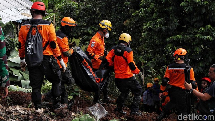 Tim SAR Terus Cari Korban Gempa Sejumlah orang tertimbun longsor imbas gempa di Desa Cijedil, Cugenang, Cianjur, Jabar, Rabu (23/11/2022). Pencarian korban longsor pun terus dilanjutkan.