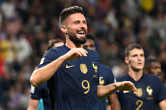 Bagi kamu yang menjagokan Prancis di Piala Dunia 2022, sudah pasti tak asing dengan sosok pemain tampan ini. Dia adalah Olivier Giroud. Pemain AC Milan ini siap membawa Prancis menjadi juara Piala Dunia Qatar 2022. Foto: Getty Images