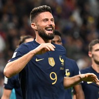 Bagi kamu yang menjagokan Prancis di Piala Dunia 2022, sudah pasti tak asing dengan sosok pemain tampan ini. Dia adalah Olivier Giroud. Pemain AC Milan ini siap membawa Prancis menjadi juara Piala Dunia Qatar 2022. Foto: Getty Images