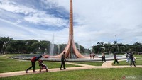 Sejumlah pengunjung berjalan di kawasan Tugu Api, Taman Mini Indonesia Indah (TMII), Jakarta Minggu (20/11/2022). Foto: ANTARA FOTO/Asprilla Dwi Adha