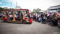 TMII baru juga menyediakan fasilitas odong-odong elektrik alias bus wisata untuk berkeliling di TMII. Fasilitas ini disediakan secara gratis. Foto: ANTARA FOTO/Asprilla Dwi Adha