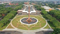 Penampakan plaza tugu api dari atas. Plaza ini kini dikelilingi banyak ruang terbuka hijau. Foto: Dok. TWC/TMII