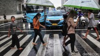 Gubernur DKI Jakarta Heru Budi Hartono mengimbau agar sektor perkantoran menerapkan kebijakan kerja dari rumah atau (work from home/WFH). (Ari Saputra/Detikcom)