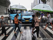 Cuaca Kerap Mendung dan Sering Hujan, Masih Perlu Pakai Sunscreen Nggak Sih?