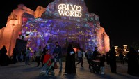 Sejumlah pengunjung mendatangi upacara pembukaan Boulevard World, selama Musim Riyadh 2022, Riyadh, Arab Saudi, Senin (21/11/2022).
