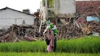 Selain itu, warga juga mencari pakaian yang masih layak untuk dipakai. (AP Photo/Tatan Syuflana)  