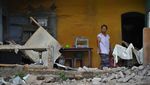 Warga Cianjur Mengais Barang Berharga di Tengah Reruntuhan Gempa