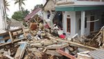 Warga Cianjur Mengais Barang Berharga di Tengah Reruntuhan Gempa