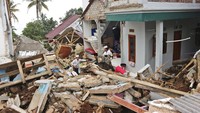 Diberitakan sebelumnya, gempa bumi M 5,6 yang mengguncang Cianjur dan sekitarnya pada Senin (21/11) mengakibatkan setidaknya 268 korban meninggal dunia. (AP Photo/Rangga Firmansyah)  