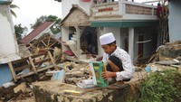 Data terkini Pemkab Cianjur juga menyebutkan jumlah korban luka sebanyak 377 orang dan 7.060 warga mengungsi. (AP Photo/Rangga Firmansyah)  