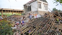 Hal yang paling dicari warga adalah surat-surat berharga seperti sertifikat tanah dan ijazah pendidikan. (AP Photo/Tatan Syuflana)  