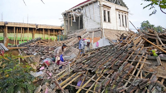 People salvage usable items from their house badly damaged during Mondays earthquake in Cianjur, West Java, Indonesia, Wednesday, Nov. 23, 2022. The earthquake killed a number of people and left hundreds injured and missing on Indonesias main island. (AP Photo/Tatan Syuflana)