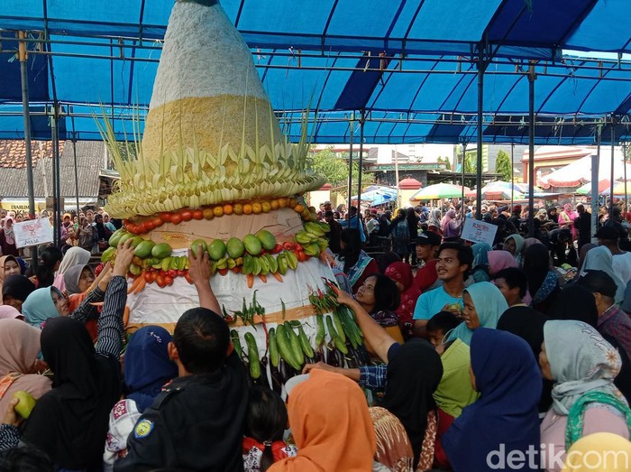 Warga larangan berebut gunungan hasil bumi.