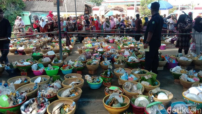 Warga Larangan Indramayu berebut gunungan hasil bumi