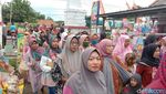 Potret Warga Rebutan Gunungan Hasil Bumi di Indramayu