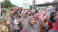 Selain itu, ratusan tumpeng pun dihadirkan oleh setiap keluarga. Di tempat yang ditentukan nasi tumpeng yang lengkap dengan aneka lauk-pauk terkumpul sebelum melaksanakan doa bersama.