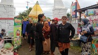 Sebelumnya, 3 gunungan hasil bumi dan tumpengan besar di arak masyarakat dari masing-masing blok menuju kantor desa. Tarian topeng serta keseruan atraksi hiburan Kebo Ngamuk pun mewarnai tradisi tahunan warga Larangan tersebut.