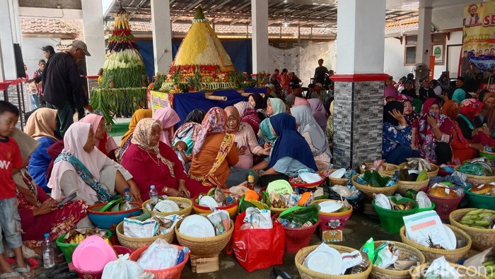 Warga Larangan Indramayu berebut gunungan hasil bumi