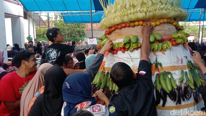 Warga Larangan Indramayu berebut gunungan hasil bumi Warga Larangan Indramayu berebut gunungan hasil bumi