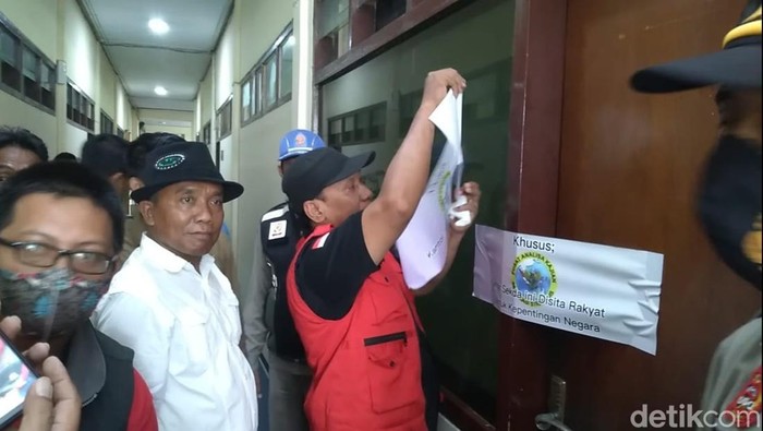 Warga menyegel kantor Sekda Bangkalan