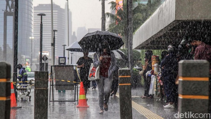 Waspada Cuaca Ekstrem Gaes! Warga diminta akan terjadinya cuaca ekstrem. Menurut BMKG, cuaca ekstrem bakal terjadi besok, Kamis (24/11/2022) antara lain di DKI Jakarta, Riau dan Maluku.