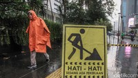 Warga pun dihimbau berhati-hati saat beraktivitas di luar ruang.
