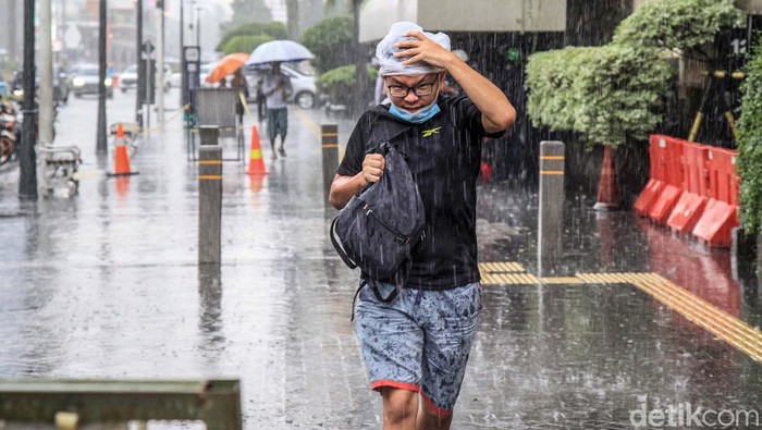 Warga diminta akan terjadinya cuaca ekstrem. Menurut BMKG, cuaca ekstrem bakal terjadi besok, Kamis (24/11/2022) antara lain di DKI Jakarta, Riau dan Maluku.