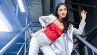 Yasmin Napper ternyata suka makan di warteg, terutama lauk tempe goreng kering. (Foto: dok Instagram)