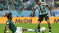 Cedera horor dialami bek Arab Saudi Yasser Al Shahrani usai bertabrakan dengan timnya sendiri di menit-menit terakhir saat berlaga melawan Argentina di Piala Dunia 2022. (Foto: Kirill Kudryavtsev/AFP/Getty Images)