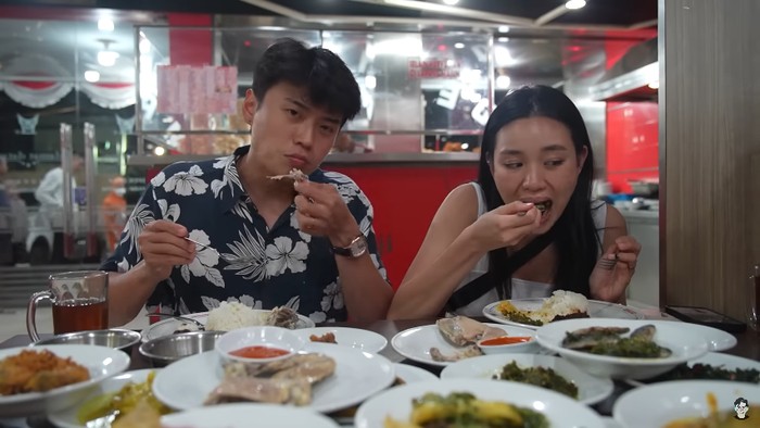 YouTuber Singapura Ini Cicip Nasi Padang Pertama Kali, Kaget Lihat Lauknya