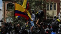 Massa aksi juga membawa sejumlah taribut seperti bendera Kolombia.