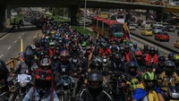 Selain harga BBM, massa juga menuntut pemeliharaan jalan yang minim hingga menyebabkan tingginya tingkat kecelakaan.