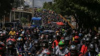 Konvoi ini hampir menutup badan jalan di beberapa ruas kota Bogota. 
