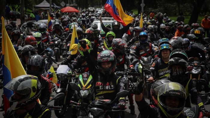 BOGOTA, COLOMBIA - NOVEMBER 23: A group of Motorcyclists gather to protest the rising cost of fuel prices and more options to buy the obligatory third-party insurance in Bogota, Colombia, Wednesday, Nov. 23, 2022. The mobilization of motorcyclists is based on more options to buy the Soat (Obligatory third-party insurance), demands on what they consider to be a persecution by the Police, maintenance of the road network that causes high levels of accidents, among others. (Photo by Juancho Torres/Anadolu Agency via Getty Images)