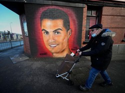 Ini penampakan mural Ronaldo yang miash terpampang di dekat Stadion Old Trafford, Inggris, Rabu (23/11/2022).