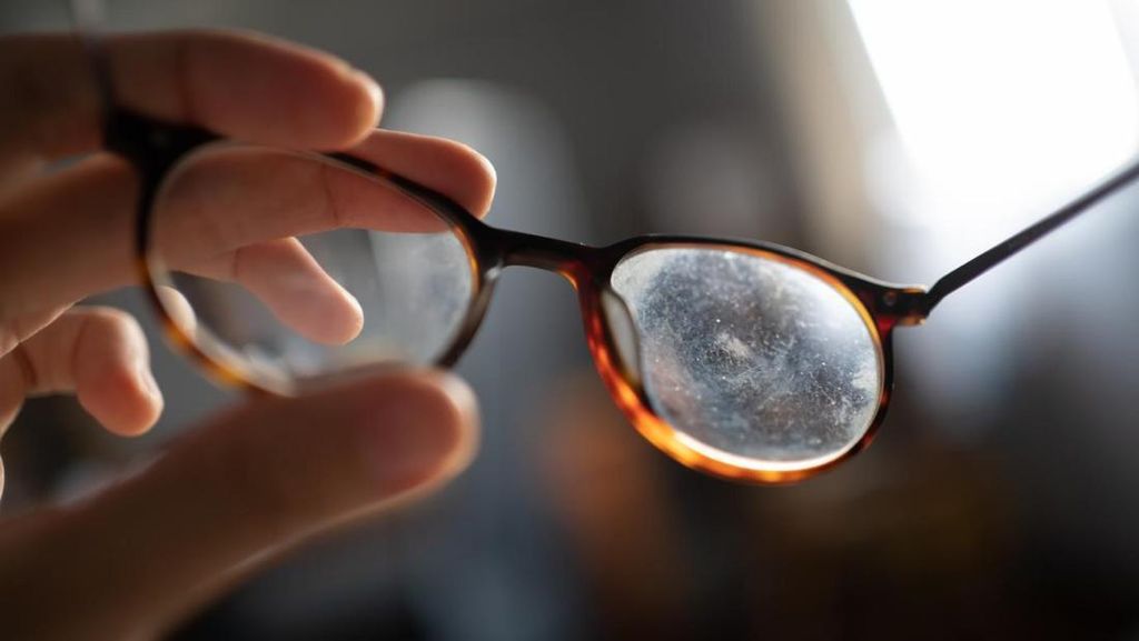 6 Cara Merawat Lensa Kacamata agar Tahan Lama