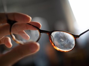 6 Cara Merawat Lensa Kacamata agar Tahan Lama