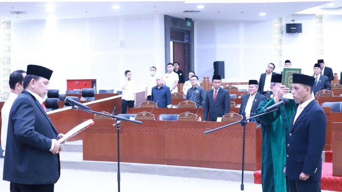 Ahmad Darwis dilantik menjadi Anggota DPRD Sumut sisa jabatan 2019-2024 di ruang rapat paripurna (Foto: Istimewa)
